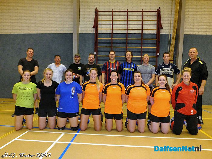 Ouvol Dames 2 speelt tegen hun “Mannen”. - Foto: H.G. Foto