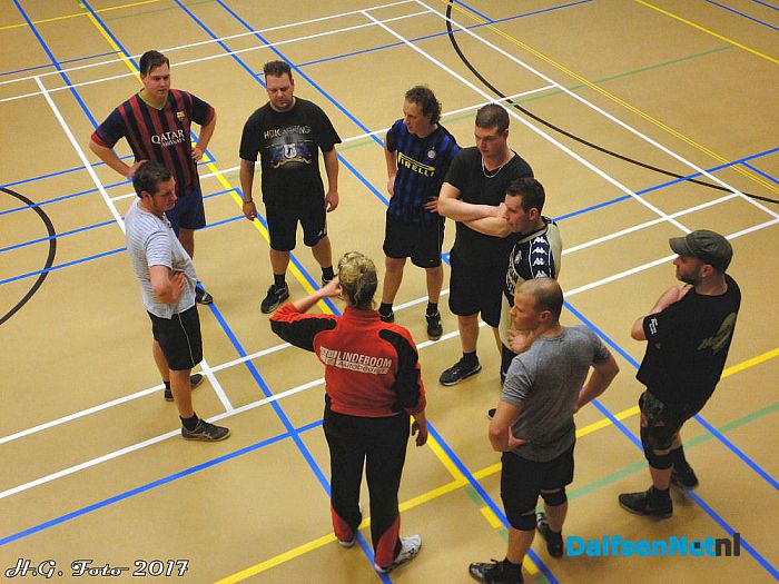 Ouvol Dames 2 speelt tegen hun “Mannen”. - Foto: H.G. Foto
