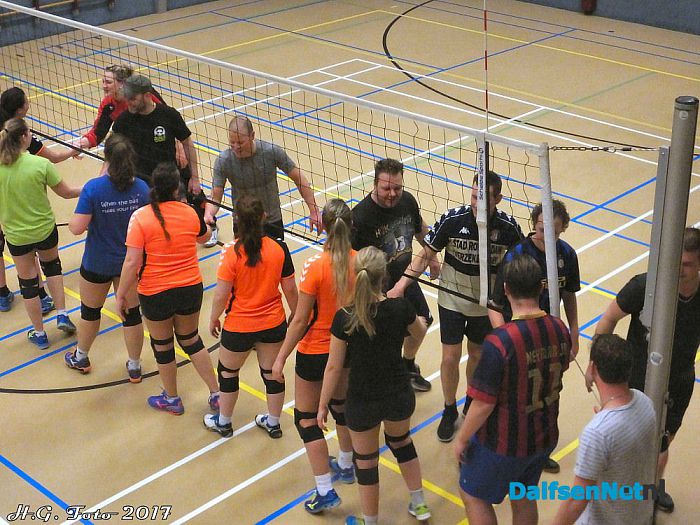 Ouvol Dames 2 speelt tegen hun “Mannen”. - Foto: H.G. Foto