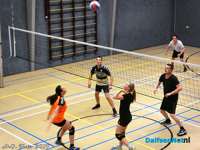 Ouvol Dames 2 speelt tegen hun “Mannen”. - Foto: H.G. Foto