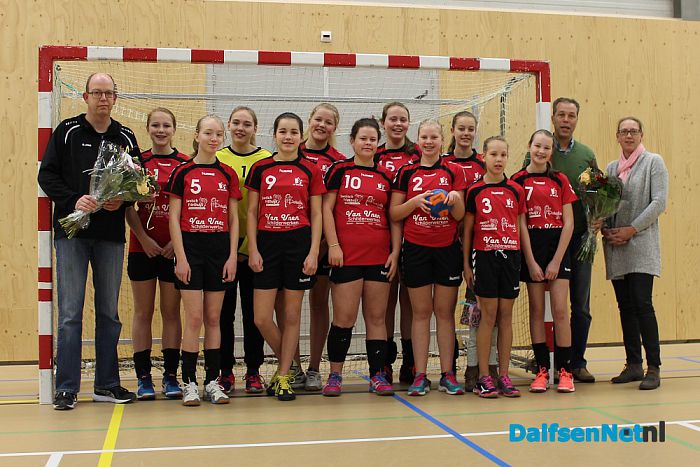 Nieuw tenue handbalmeiden C3 - Foto: Ingezonden foto