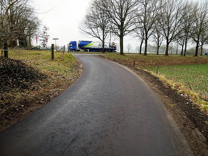 Hobbelpaadje voor de helft geasfalteerd - Foto: Ingezonden foto