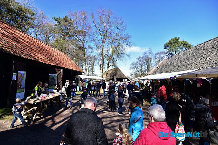 Gezellig druk bij de Lammetjesdag Schaapskooi Lemelerberg - Foto: Johan Bokma