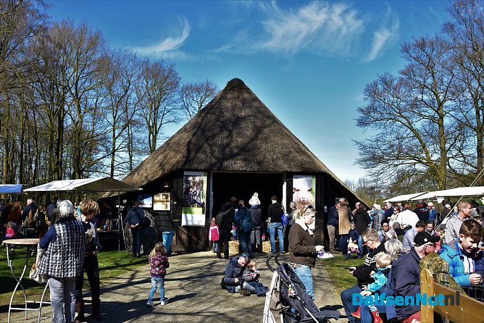 Gezellig druk bij de Lammetjesdag Schaapskooi Lemelerberg - Foto: Johan Bokma