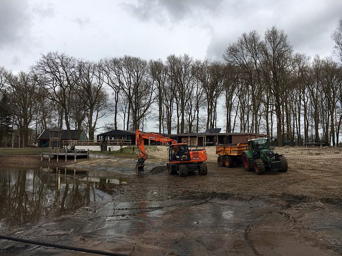 Voorjaarsschoonmaak openluchtzwembad Heidepark - Foto: Eigen geleverde foto