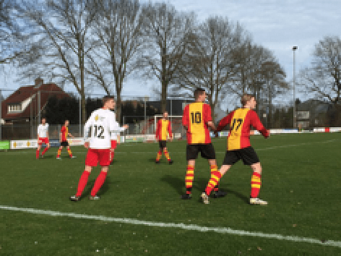 Cadeau voor keeper Mark Knol - Foto: Eigen geleverde foto