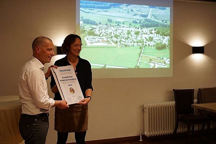 Overhandiging  Europese dorpsvernieuwingsprijs - Foto: Eigen geleverde foto