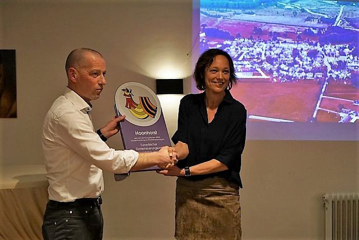 Overhandiging  Europese dorpsvernieuwingsprijs - Foto: Eigen geleverde foto