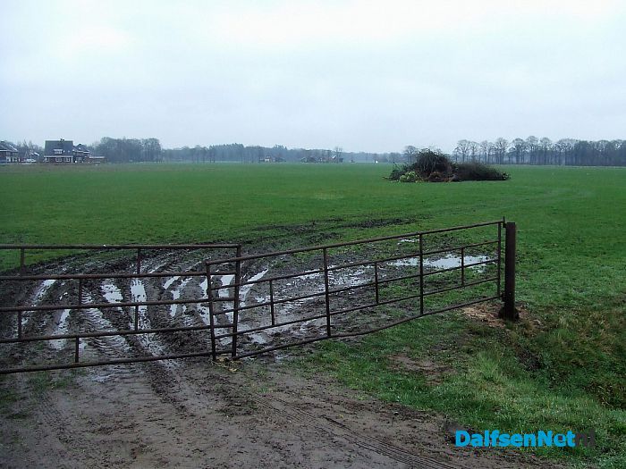 Bouw van het paasvuur in Hoonhorst - Foto: Wim