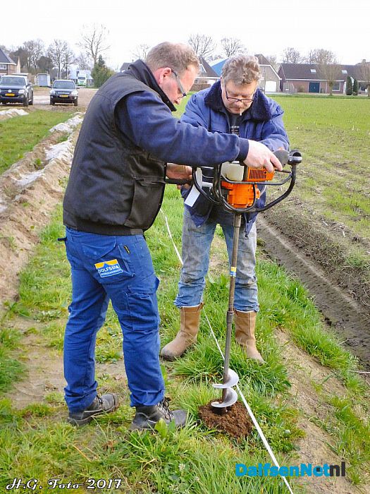 Bomen planten rond het evenemententerrein. - Foto: H.G. Foto
