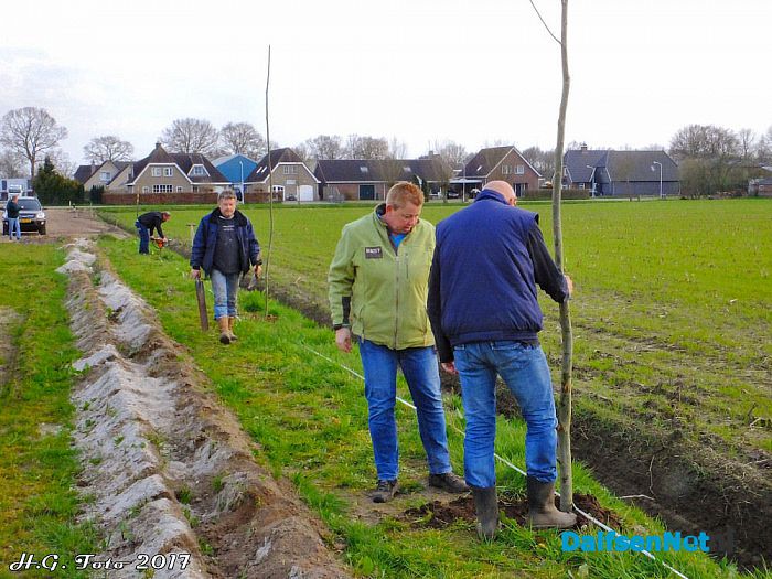 Bomen planten rond het evenemententerrein. - Foto: H.G. Foto