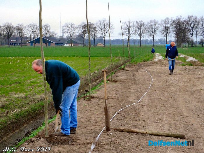 Bomen planten rond het evenemententerrein. - Foto: H.G. Foto