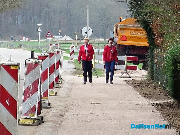 De laatste afwerking aan de Zwarteweg - Foto: Wim