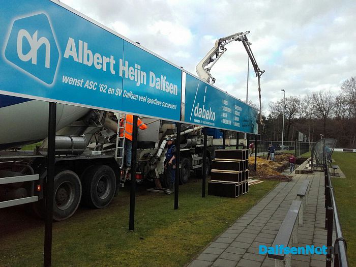 Bouw tribune vordert, beton gestort op Sportpark Gerner