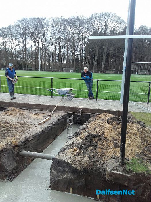 Bouw tribune vordert, beton gestort op Sportpark Gerner