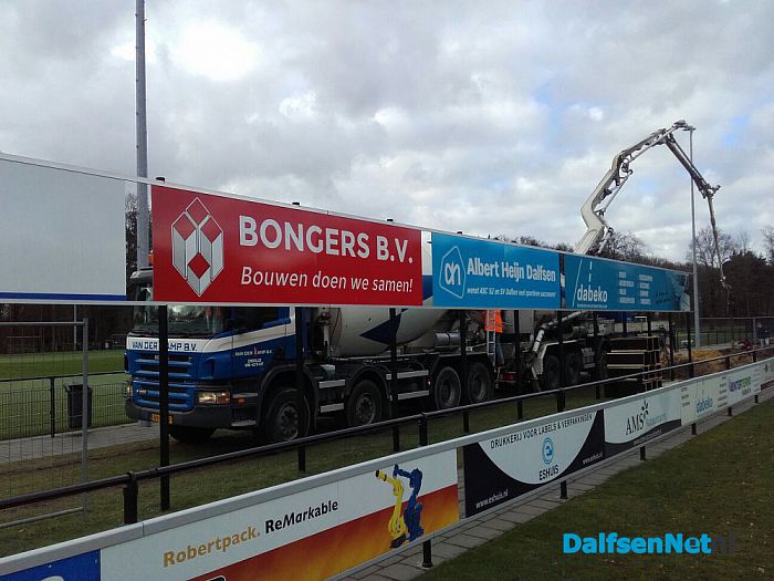 Bouw tribune vordert, beton gestort op Sportpark Gerner