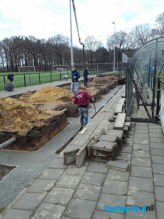 Bouw tribune vordert, beton gestort op Sportpark Gerner