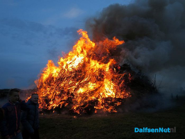 Veel bezoekers paasvuur Hoonhorst - Foto: Wim