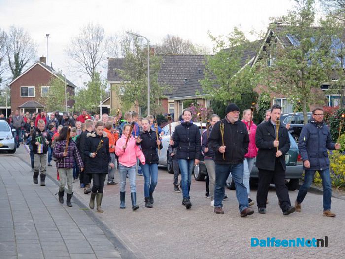 Veel bezoekers paasvuur Hoonhorst - Foto: Wim