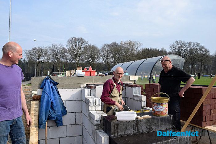 Vrijwilligers bouwen eigen tribune op Sportpark Gerner