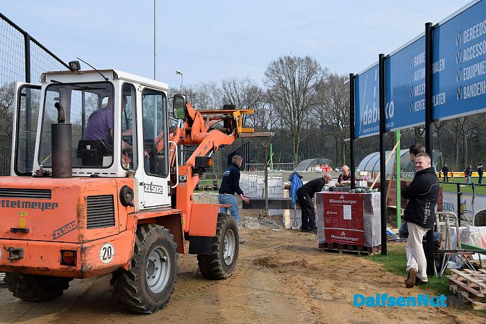 Vrijwilligers bouwen eigen tribune op Sportpark Gerner