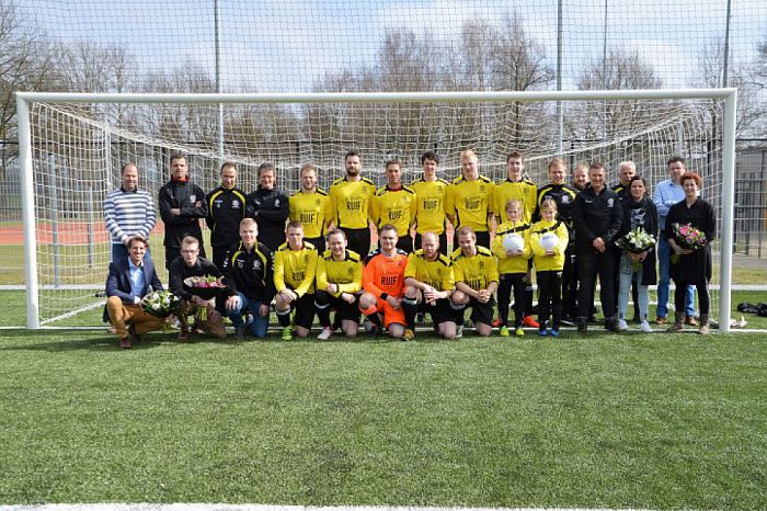 Nieuwe tenue’s voor het 1e van VV Vilsteren - Foto: Eigen geleverde foto