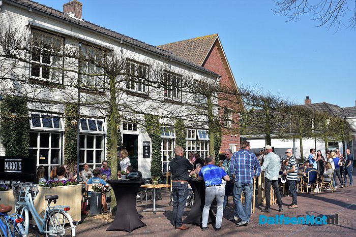 Vol terras en café bij Nikki’s tijdens optreden Erwin Nyhoff - Foto: Johan Bokma