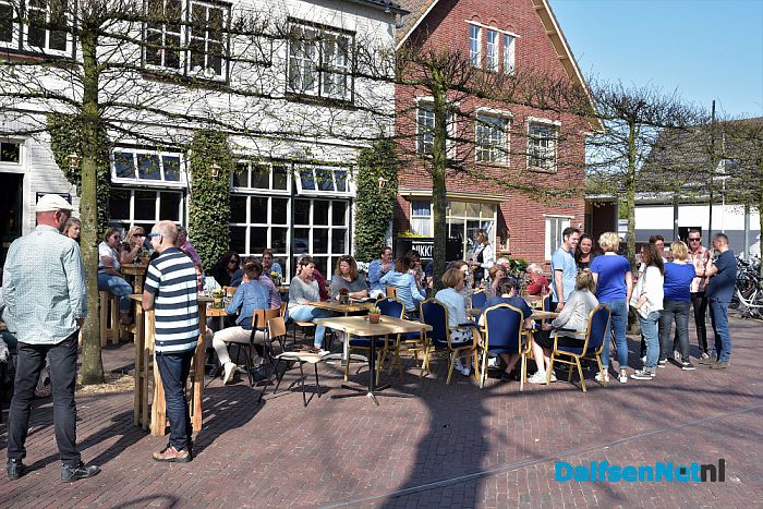 Vol terras en café bij Nikki’s tijdens optreden Erwin Nyhoff - Foto: Johan Bokma