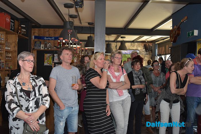 Vol terras en café bij Nikki’s tijdens optreden Erwin Nyhoff - Foto: Johan Bokma