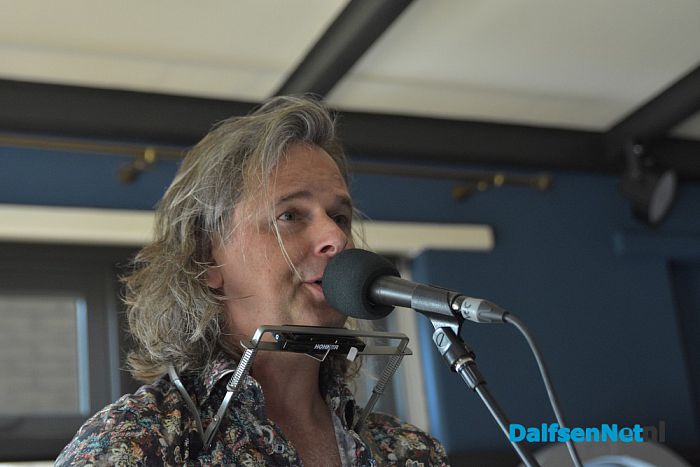 Vol terras en café bij Nikki’s tijdens optreden Erwin Nyhoff - Foto: Johan Bokma