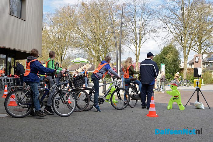 De schoolverkeersexamens zijn vanmorgen gestart in Dalfsen - Foto: Johan Bokma