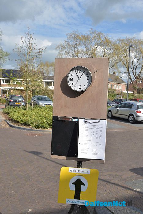 De schoolverkeersexamens zijn vanmorgen gestart in Dalfsen - Foto: Johan Bokma