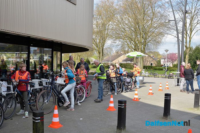 De schoolverkeersexamens zijn vanmorgen gestart in Dalfsen - Foto: Johan Bokma