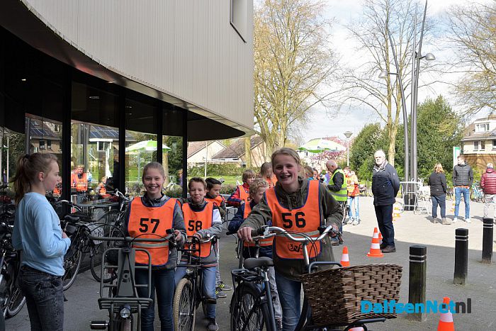 De schoolverkeersexamens zijn vanmorgen gestart in Dalfsen - Foto: Johan Bokma