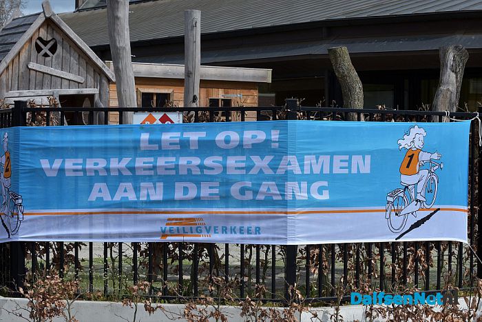 De schoolverkeersexamens zijn vanmorgen gestart in Dalfsen - Foto: Johan Bokma