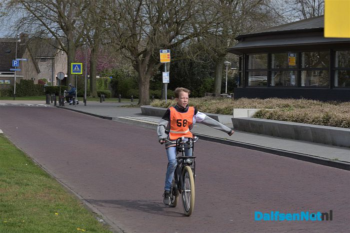De schoolverkeersexamens zijn vanmorgen gestart in Dalfsen - Foto: Johan Bokma