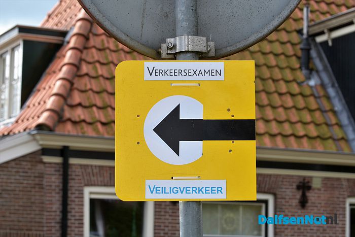 De schoolverkeersexamens zijn vanmorgen gestart in Dalfsen - Foto: Johan Bokma