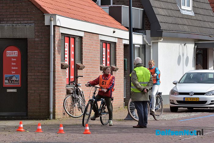 De schoolverkeersexamens zijn vanmorgen gestart in Dalfsen - Foto: Johan Bokma