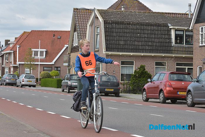 De schoolverkeersexamens zijn vanmorgen gestart in Dalfsen - Foto: Johan Bokma