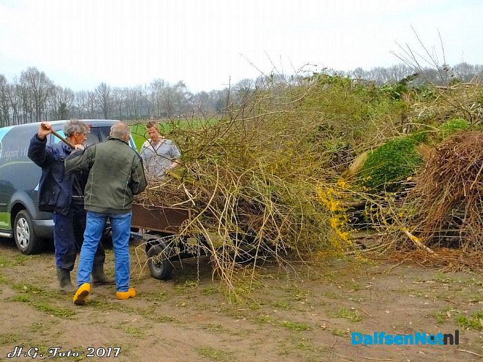 Paasvuur van Oudleusen groeit in rap tempo. - Foto: H.G. Foto