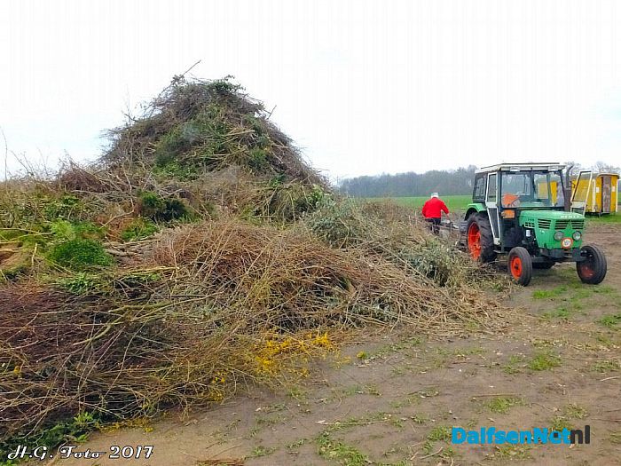 Paasvuur van Oudleusen groeit in rap tempo. - Foto: H.G. Foto