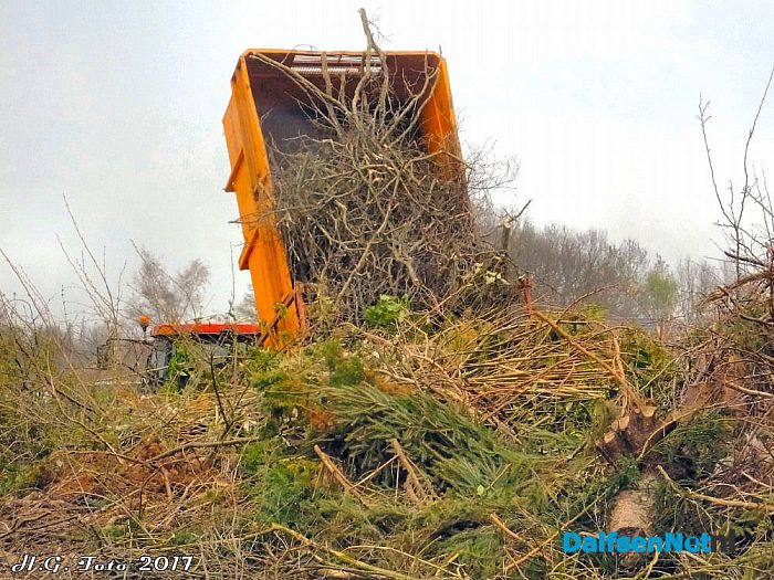 Paasvuur van Oudleusen groeit in rap tempo. - Foto: H.G. Foto