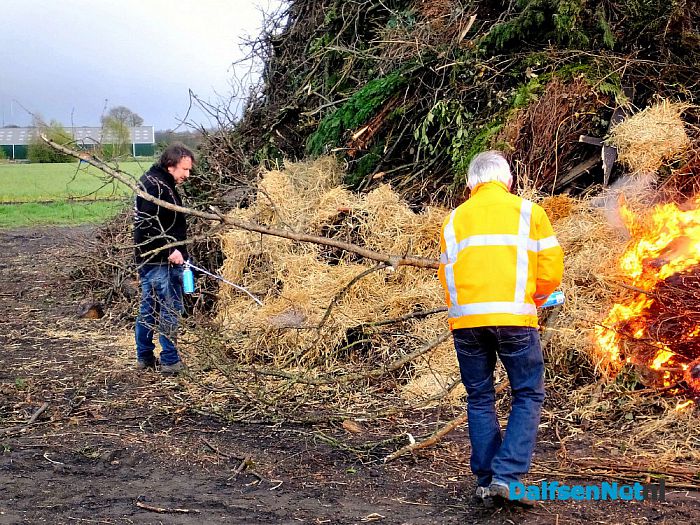 Paasvuur Oudleusen ook in de brand. - Foto: H.G. Foto