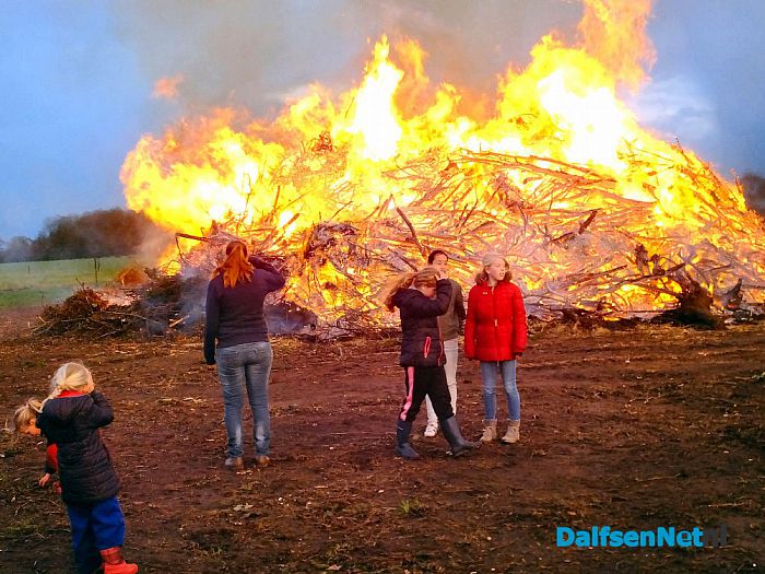 Paasvuur Oudleusen ook in de brand. - Foto: H.G. Foto