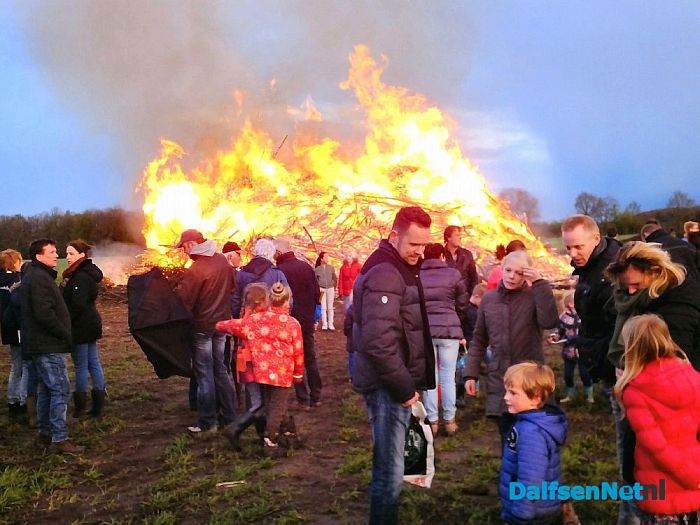 Paasvuur Oudleusen ook in de brand. - Foto: H.G. Foto