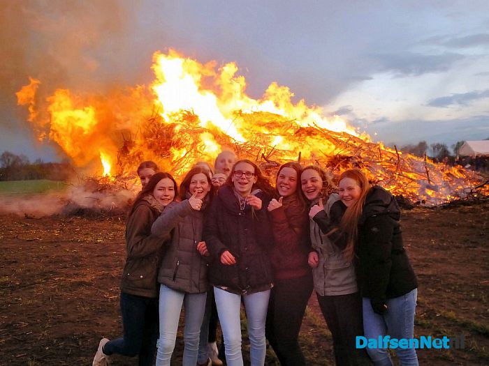 Paasvuur Oudleusen ook in de brand. - Foto: H.G. Foto