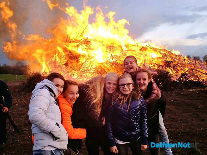 Paasvuur Oudleusen ook in de brand. - Foto: H.G. Foto