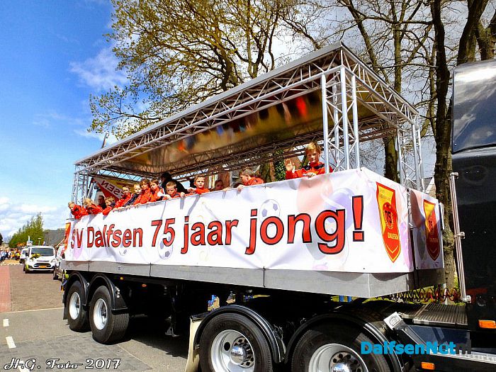 Veel publiek bij Oranjeoptocht. (foto update) - Foto: H.G. Foto