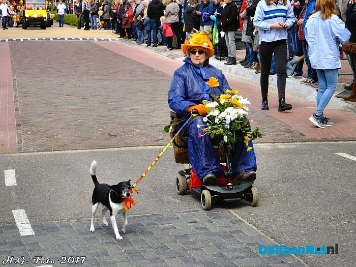 Veel publiek bij Oranjeoptocht. (foto update) - Foto: H.G. Foto