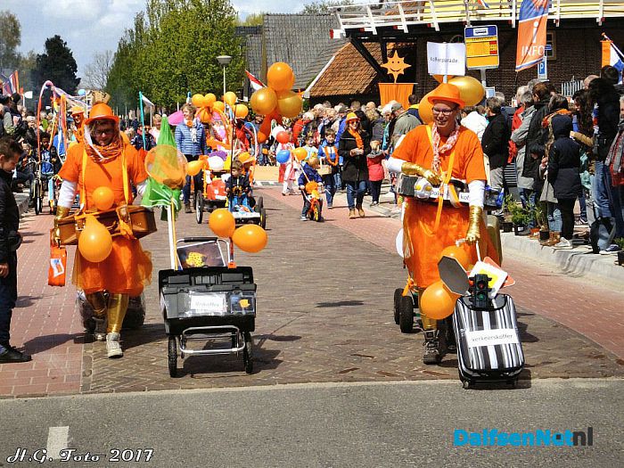 Veel publiek bij Oranjeoptocht. (foto update) - Foto: H.G. Foto